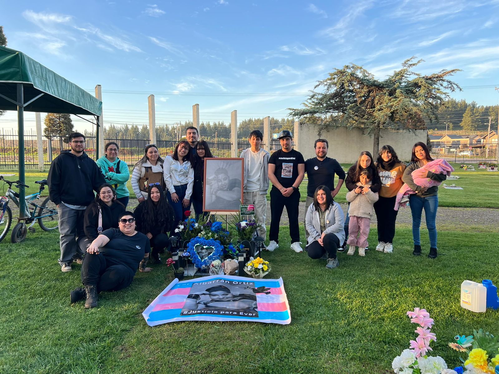 Visita de familia y amigo de Ever a cementerio  / Cedida