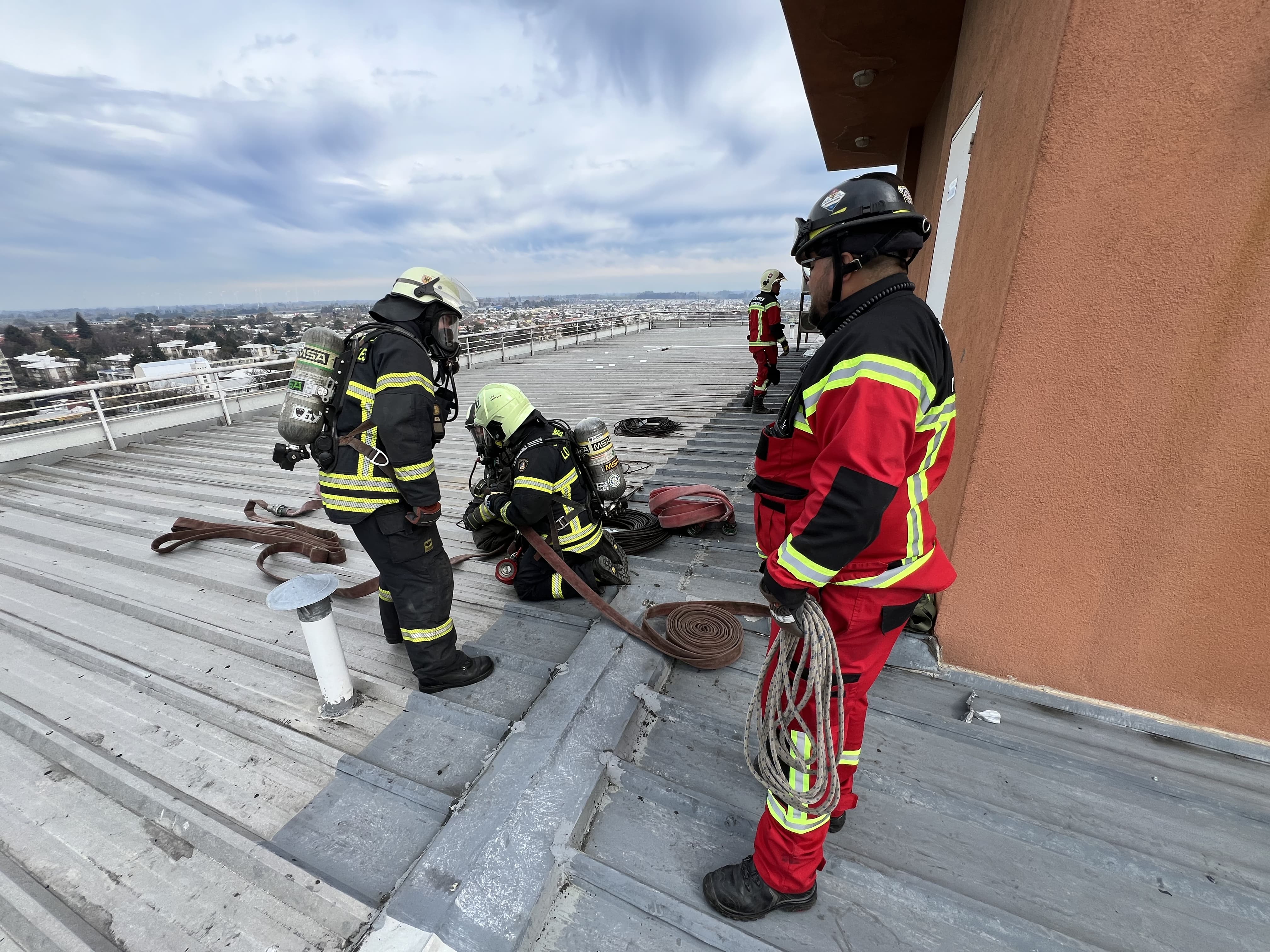 Trabajo en altura / Cuerpo de Bomberos Los Ángeles