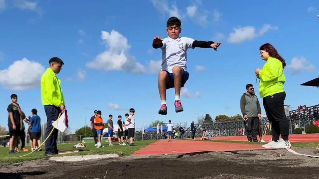 Algunos de los momentos de la fiesta del atletismo escolar en el municipal angelino, La Tribuna