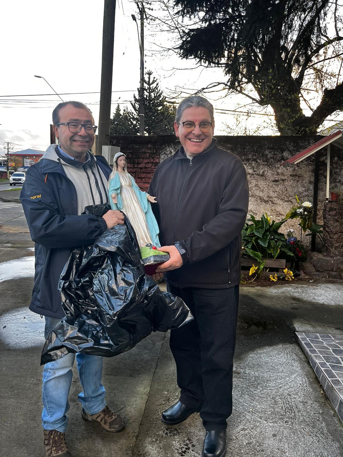 Padre Javier Oses y Patricio Bravo con la figura / Cedida 