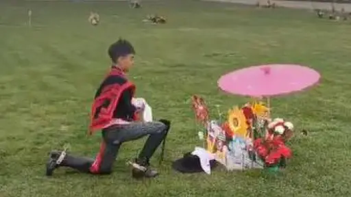 Niño de 10 años rinde emotivo homenaje a su madre bailando cueca en su tumba