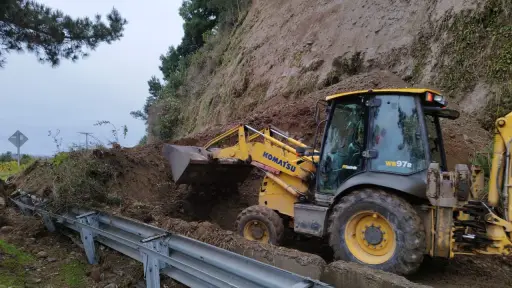 Vialidad trabaja en despeje de ruta tras derrumbe en Cuesta Mininco 