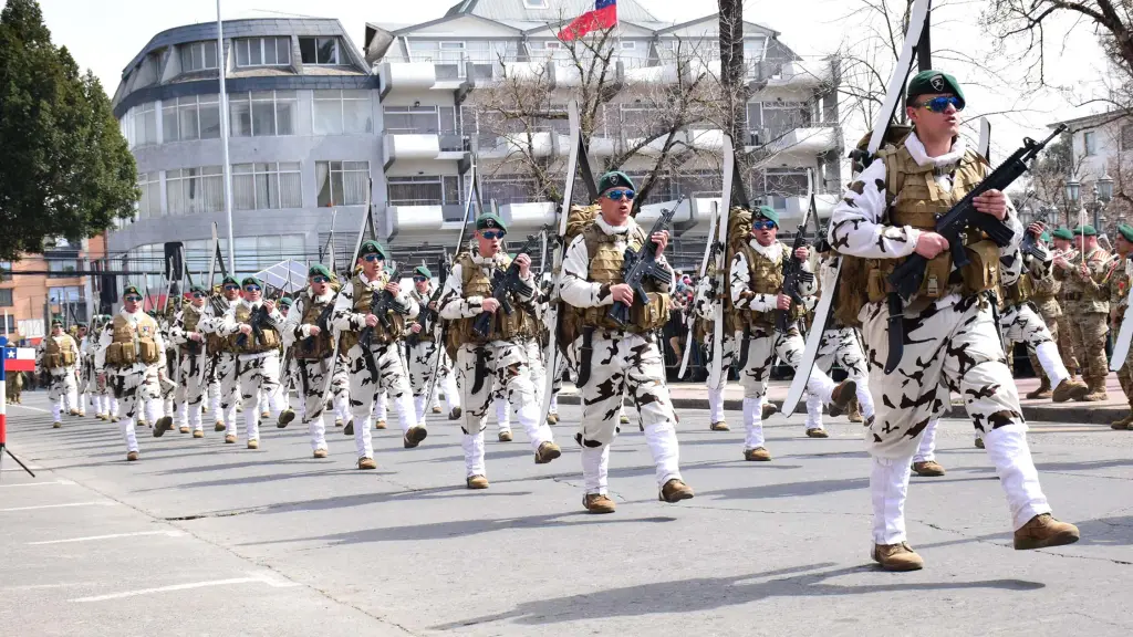 El tradicional desfile en honor a las Glorias del Ejército se realizó en la plaza de armas de Los Ángeles, La Tribuna