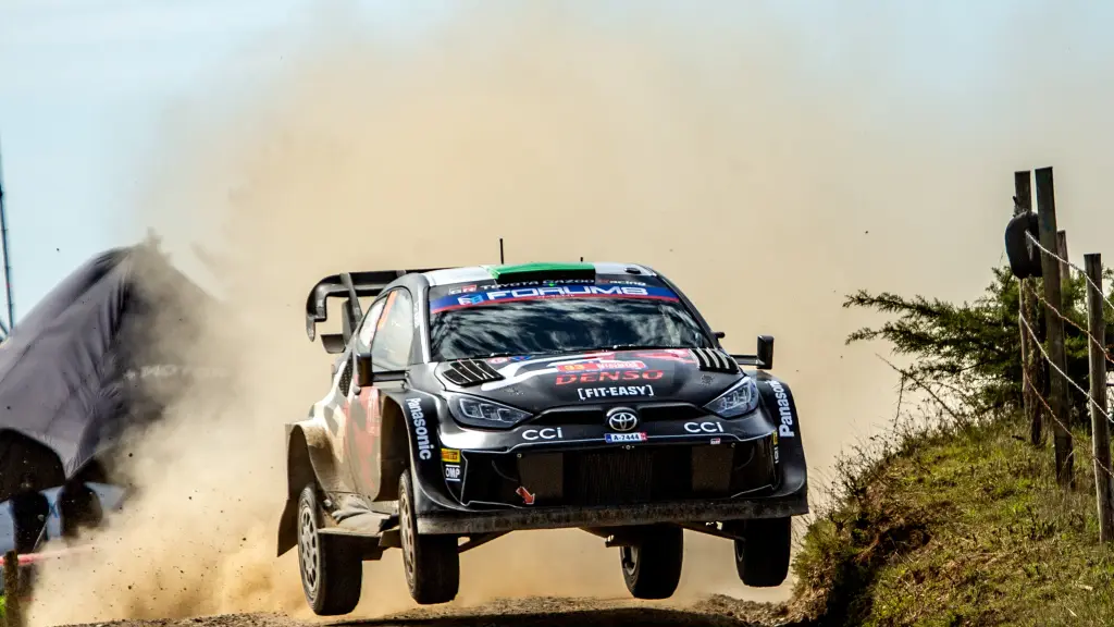 En la clasificación general, Evans se consolida como líder, extendiendo su ventaja a 7.1 segundos sobre el estonio Ott Tänak., x | @OfficialWRC