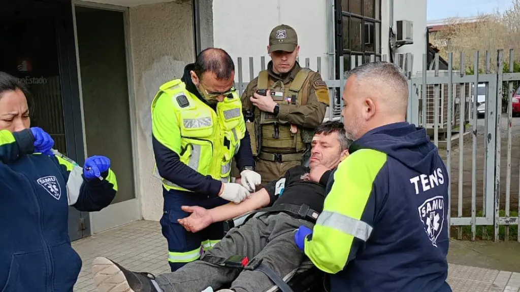 Hace algunos días, el hombre fue atendido por personal del SAMU en las afueras del Banco Estado., Cedida