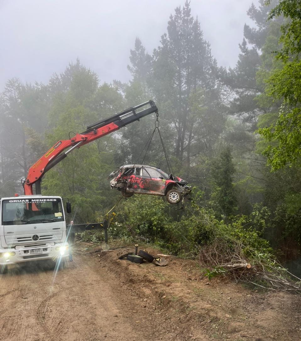 El equipo Škoda Fabia Rally2 sufrió volcamiento mientras competían en el tramo de Laraquete 2. / Gentileza | La Tribuna