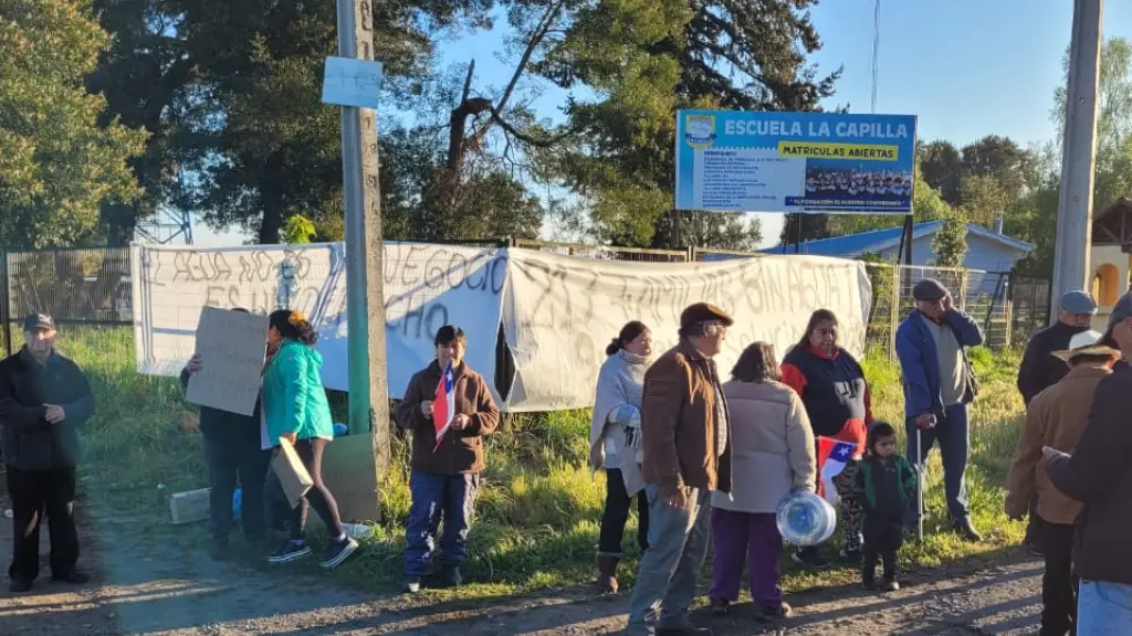 Protesta de vecinos de Cerro Colorado en la entrada de la Escuela La Capilla