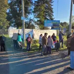 Protesta de vecinos de Cerro Colorado en la entrada de la Escuela La Capilla