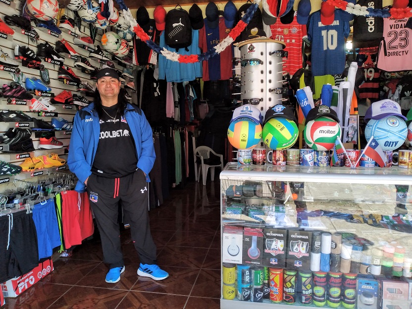 Edgardo Araya en su tienda deportiva / Nicolás Maureira | La Tribuna