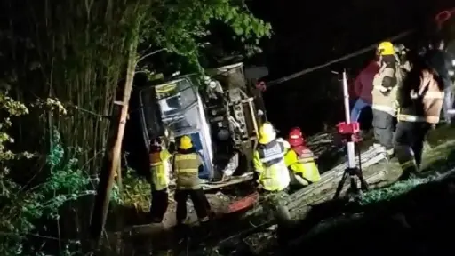 19 lesionados y dos fallecidos es el saldo final de volcamiento de bus en ruta Los Ángeles - Laja