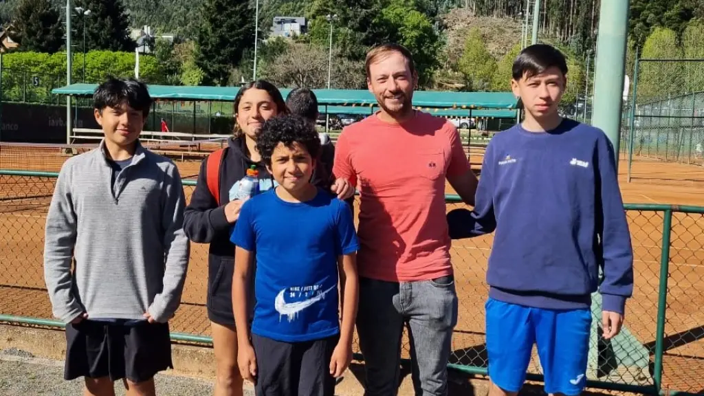 Parte de los alumnos de la Academia junto a uno de sus técnicos, La Tribuna