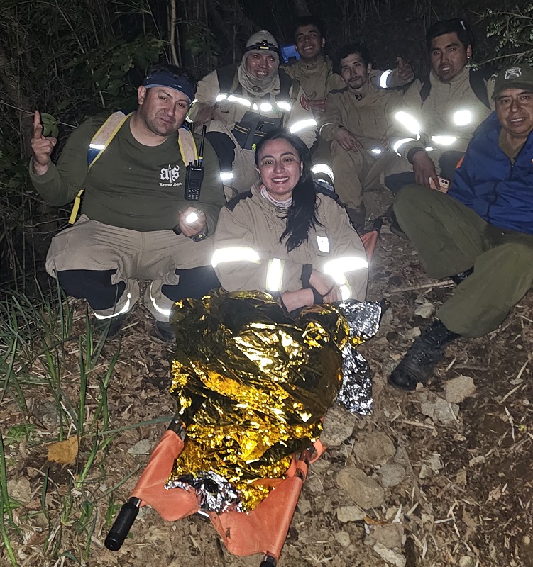 Mujer rescatada desde laguna Aguas Blancas / Bomberos