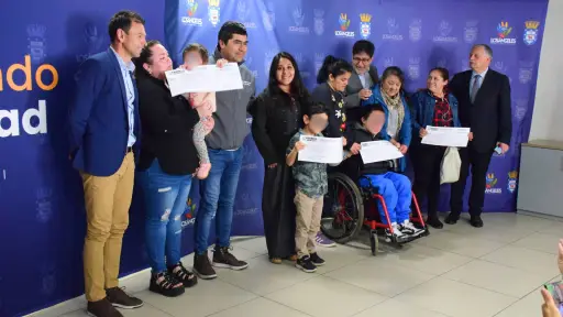 Entregan fondo a 30 familias con integrantes que padecen enfermedades catastróficas 