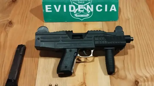 Delincuentes protagonizan robo con Uzi en Los Ángeles: Arrojaron el arma durante persecución