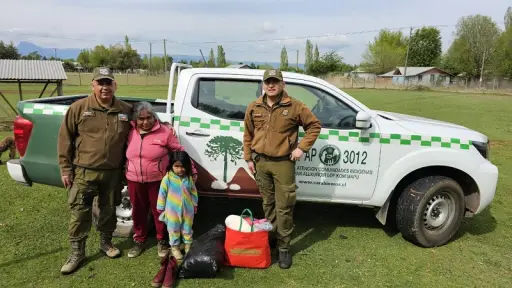 Entregan ayudas en alimentos y enseres a familia de Santa Bárbara