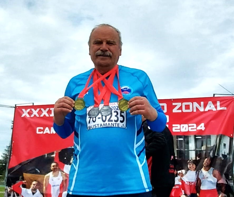 Posando con sus últimas medallas ganadas en el Zonal Sur en Chillán / La Tribuna