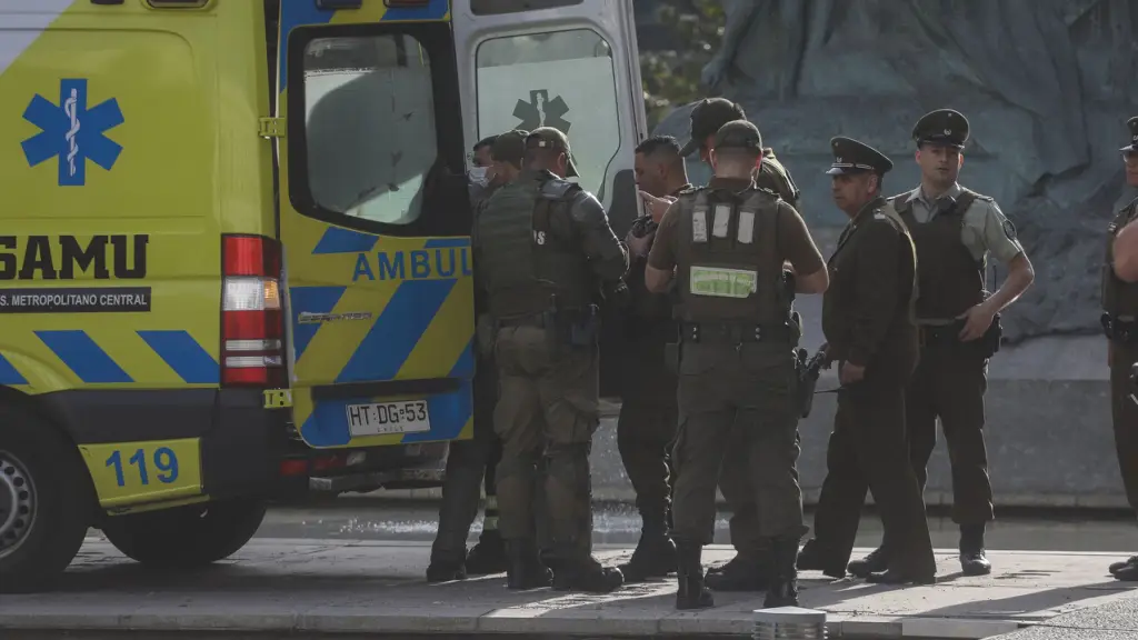 Salvan a hombre que intentó quemarse a lo bonzo frente al Palacio de Tribunales en Santiago, Agencia Uno