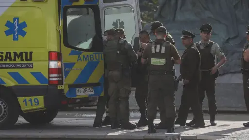 Salvan a hombre que intentó quemarse a lo bonzo frente al Palacio de Tribunales en Santiago