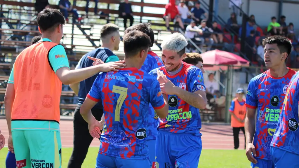 La celebración de los dos protagonistas en la acción del único gol para Iberia, Oscar Reyes y José Higueras, La Tribuna