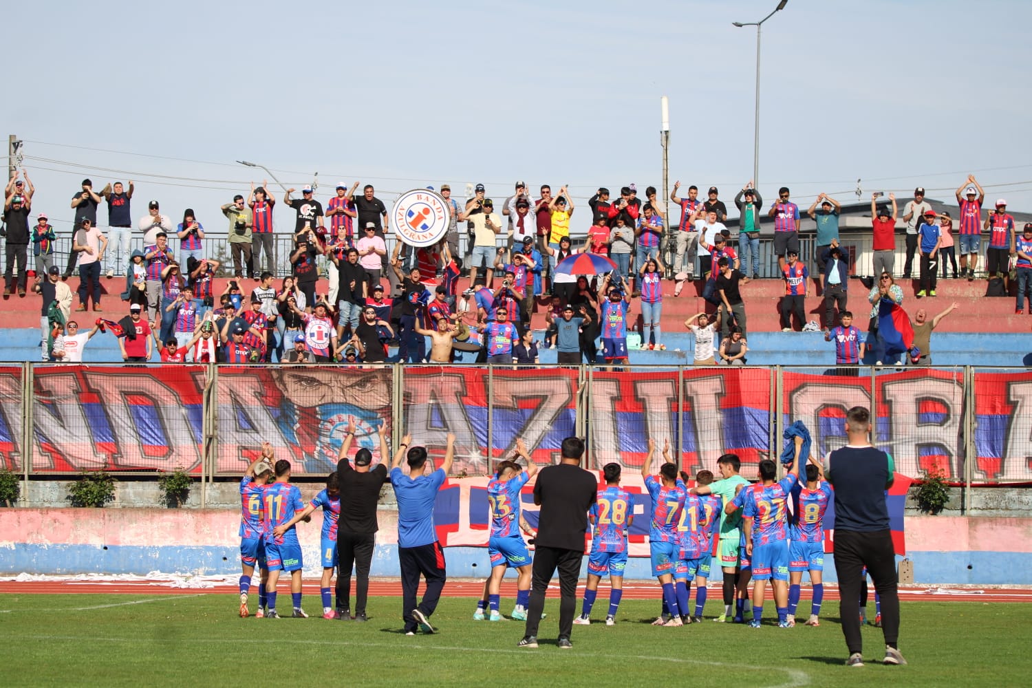 La alegría al final de la jornada junto a los fieles hinchas / La Tribuna