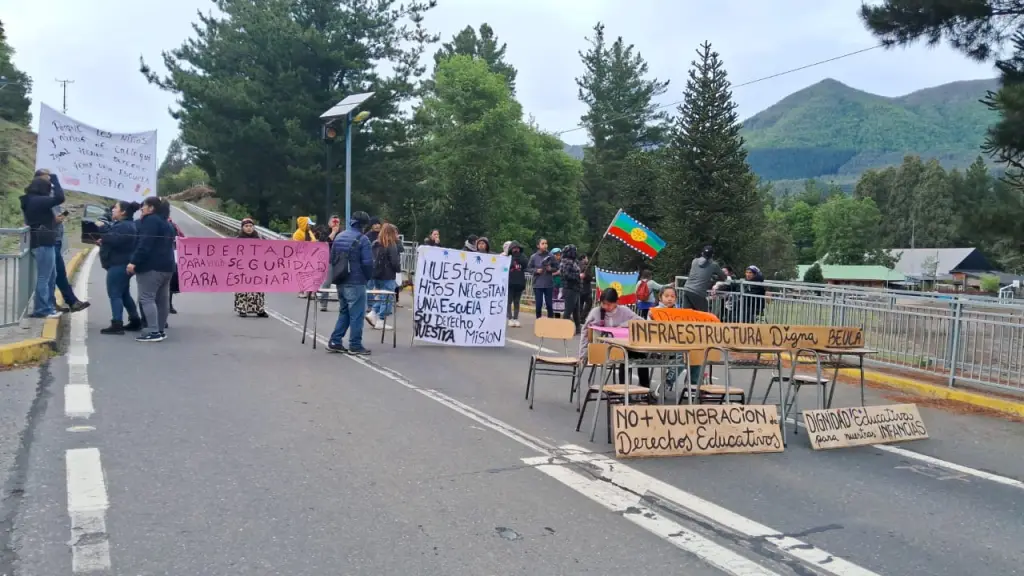 La protesta de padres, apoderados y alumnos de la escuela Callaqui, en Alto Biobío., Cedida