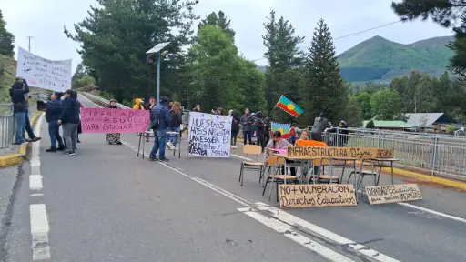 Alto Biobío: Apoderados y alumnos protestan por demora en reconstrucción de escuela de Callaqui quemada hace seis años