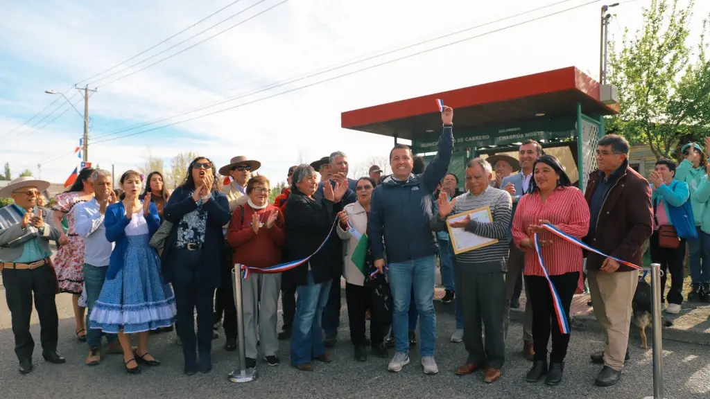 Corte de cinta en inauguración de pavimento en Cabrero.