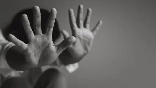 Hombre golpea a hija de su conviviente en Paillihue