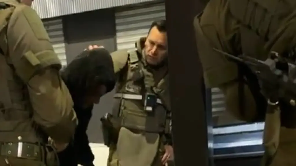 detención (imagen de contexto), Capturas de pantalla