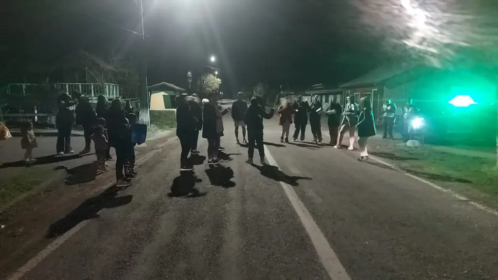 Medio centenar de vecinos protestó esta noche en Rucalhue, Cedida