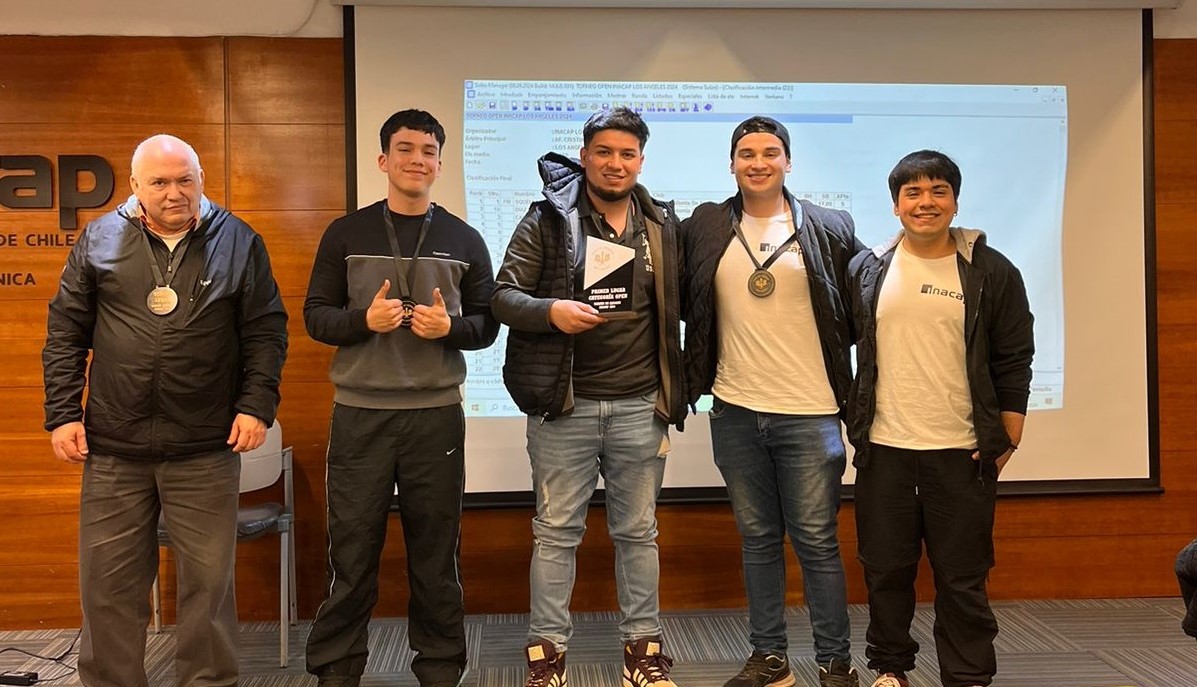 De izquierda a derecha: Juan Carlos Campos, tercer lugar; segundo lugar, Martín Díaz Brevis y el campeón, maestro Fide, Carlos Squella, José Meza y Matías Aguilera de la organización / La Tribuna