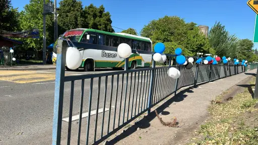 Globos adornan afueras de Liceo de Santa Fe por menor fallecido en río Biobío
