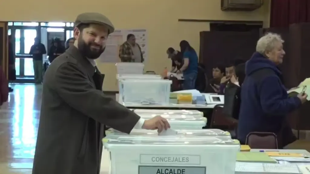 Tras ejercer su voto, el Presidente Boric realizó un llamado a la participación desde esta región austral del país, subrayando la relevancia del sufragio en un contexto de voto obligatorio. , Presidente Boric