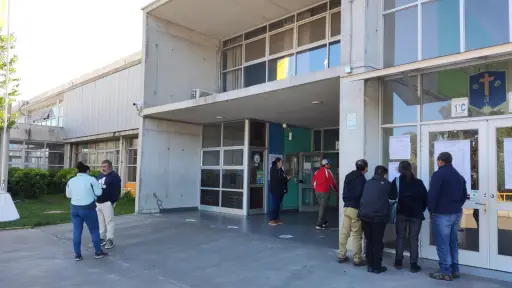Informan de estacionamientos disponibles para personas de tercera edad y con movilidad reducida en Colegio San Gabriel