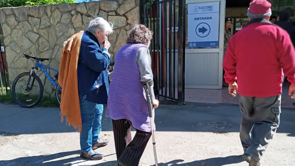 Personas mayores y de movilidad reducida votando en Huépil | Pía Oliva | La Tribuna 