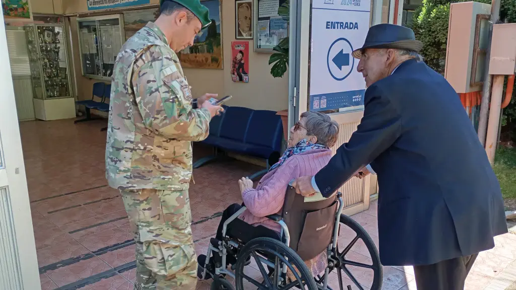 Personas mayores acuden a votar en comuna de Tucapel 03 | Pía Oliva | La Tribuna 