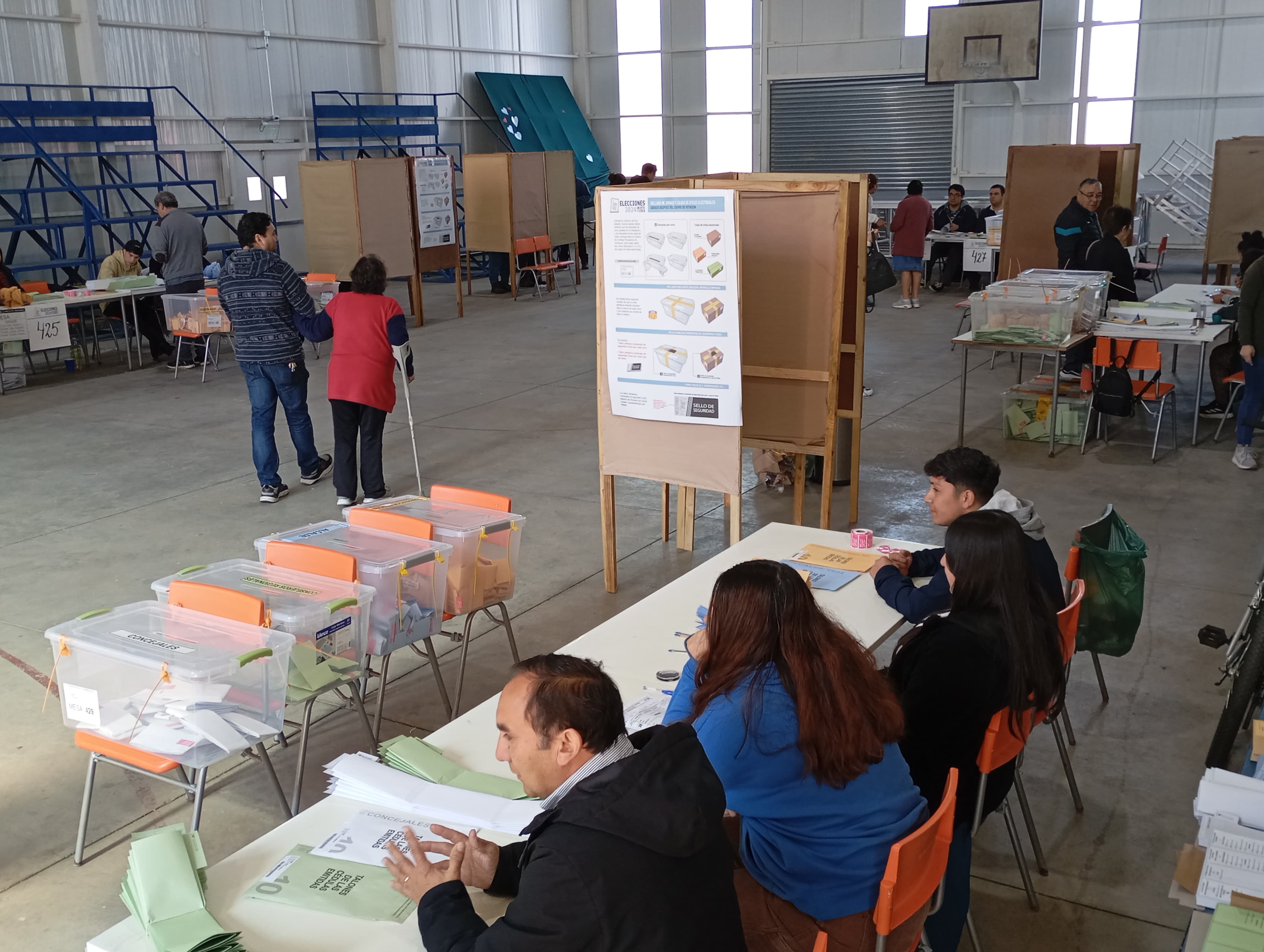 Liceo Técnico Juanita Fernández Solar / La Tribuna