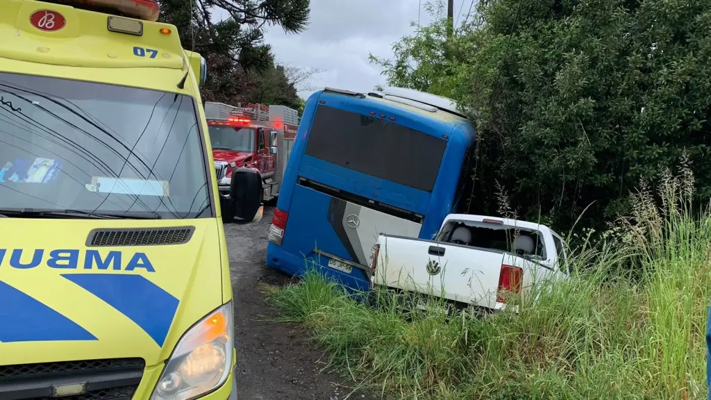 Accidente de tránsito se registró entre bus y camioneta en camino Antuco