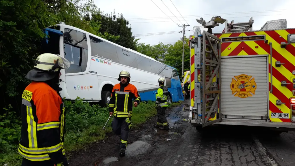 Accidente de bus y camioneta 02 | Cristián Salazar | La Tribuna 