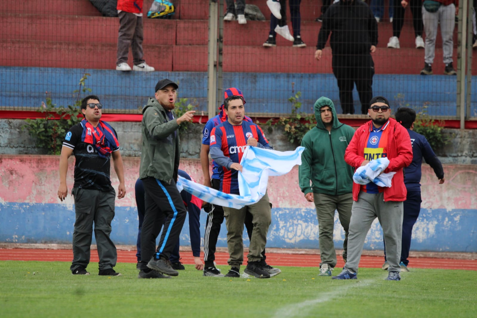 Una vez suspendido el partido, algunos hinchas traspasaron el cierre perimetral e ingresaron al campo de juego / La Tribuna