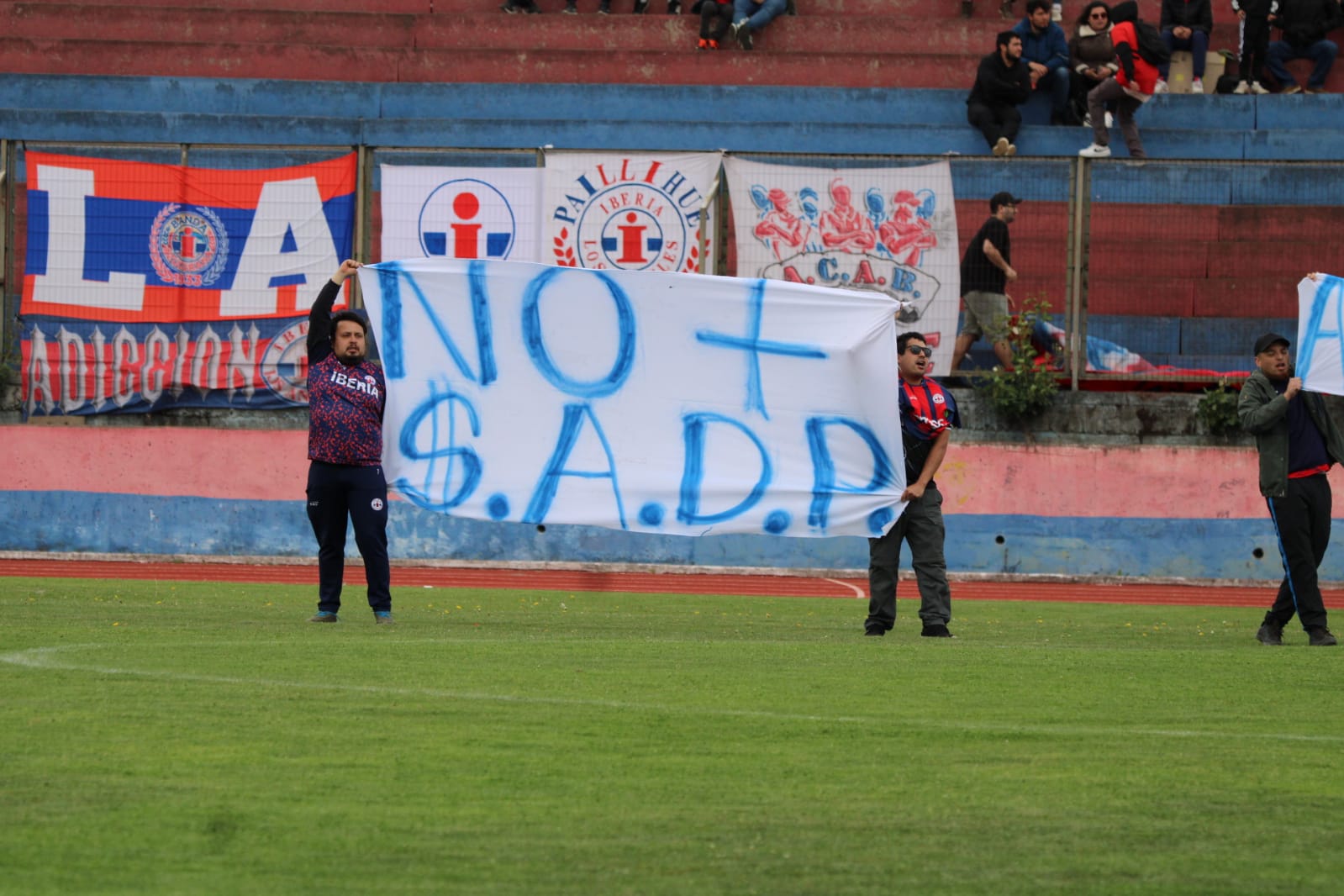 Lienzos en contra de quienes administran el club fueron parte del escenario en la jornada dominical en el Estadio Municipal de Los Ángeles / La Tribuna