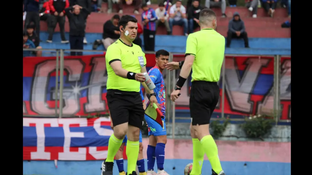 El momento en el que el árbitro Cristóbal Ponce recibe un envase de bebida arrojado al campo de juego, La Tribuna