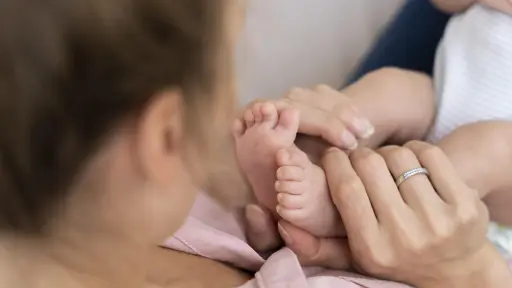 Fuerte caída de la natalidad: Experto advierte sobre las consecuencias para el país 