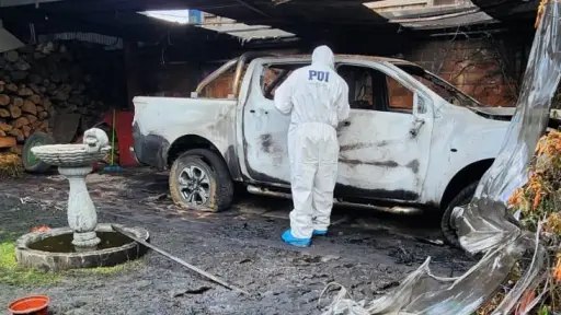 Encuentran a dos adultos mayores fallecidos por disparos tras incendio: No se descarta femicidio