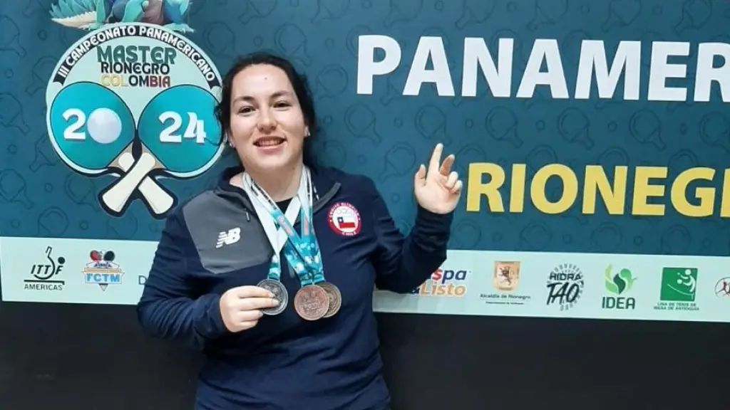 Francisca Carrillo Rozas, luciendo orgullosa sus medallas, La Tribuna