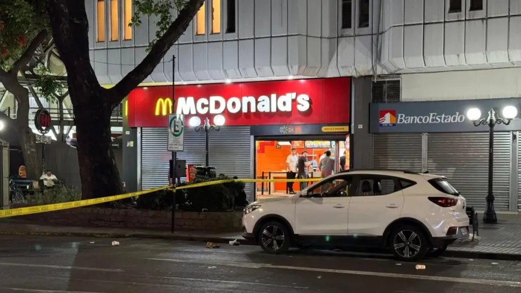 Los atacantes huyeron rápidamente en dirección desconocida, dejando al joven gravemente herido en el suelo., 24 horas