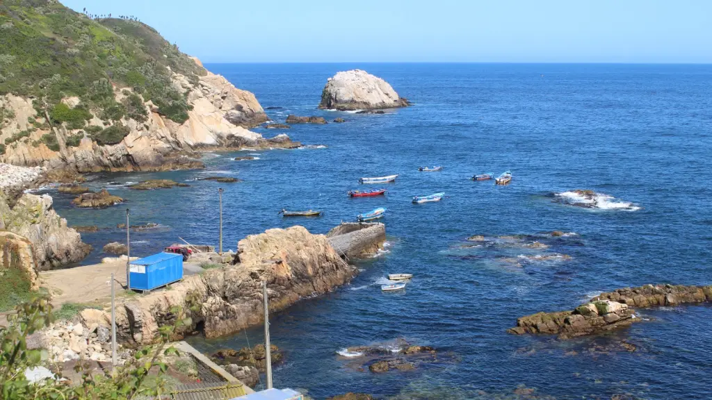 Bomberos y la Armada lideran el rescate, con un herido que logró pedir auxilio desde la orilla. Conoce todos los detalles de esta emergencia., Referencial