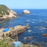 Bomberos y la Armada lideran el rescate, con un herido que logró pedir auxilio desde la orilla. Conoce todos los detalles de esta emergencia., Referencial