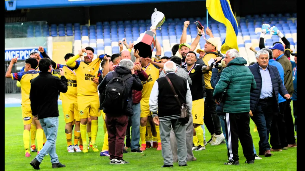 El momento en que América recibe en justicia su trofeo como Campeón Regional, ANFA Regional