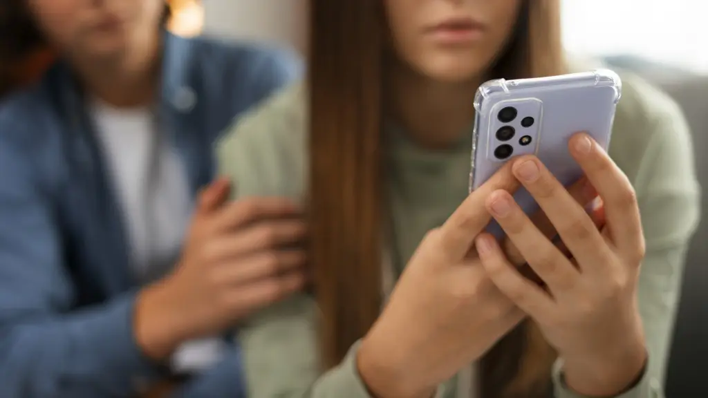 La nomofobia se describe como el miedo irracional a estar desconectado del teléfono celular., freepik.es